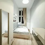 Centrum Fabryczna Hostel *